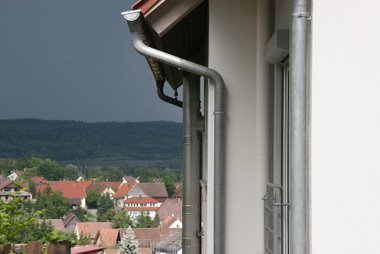 Fallrohr gerade ausgerichtet