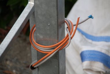 Stromversorgung und Netzwerkkabel