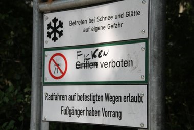 Hinweisschild Na so was!