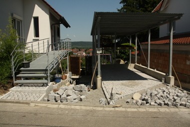 an der Straße angekommen