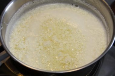 die Milch gerinnt