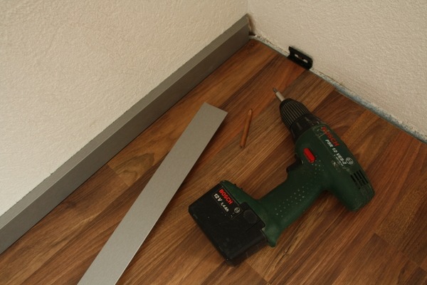 Fußbodenleisten anschrauben