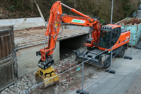 der Bagger im Vorgarten