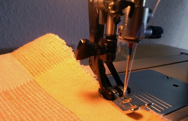 unter der Nähmaschine