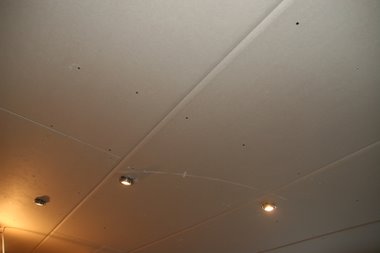 Rigipsdecke mit Halogenspots