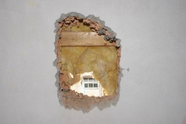 hier soll ein Fenster rein Abbrucharbeiten