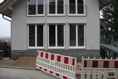 Bauzaun vor der Hütte Bauzaun vor der Hütte