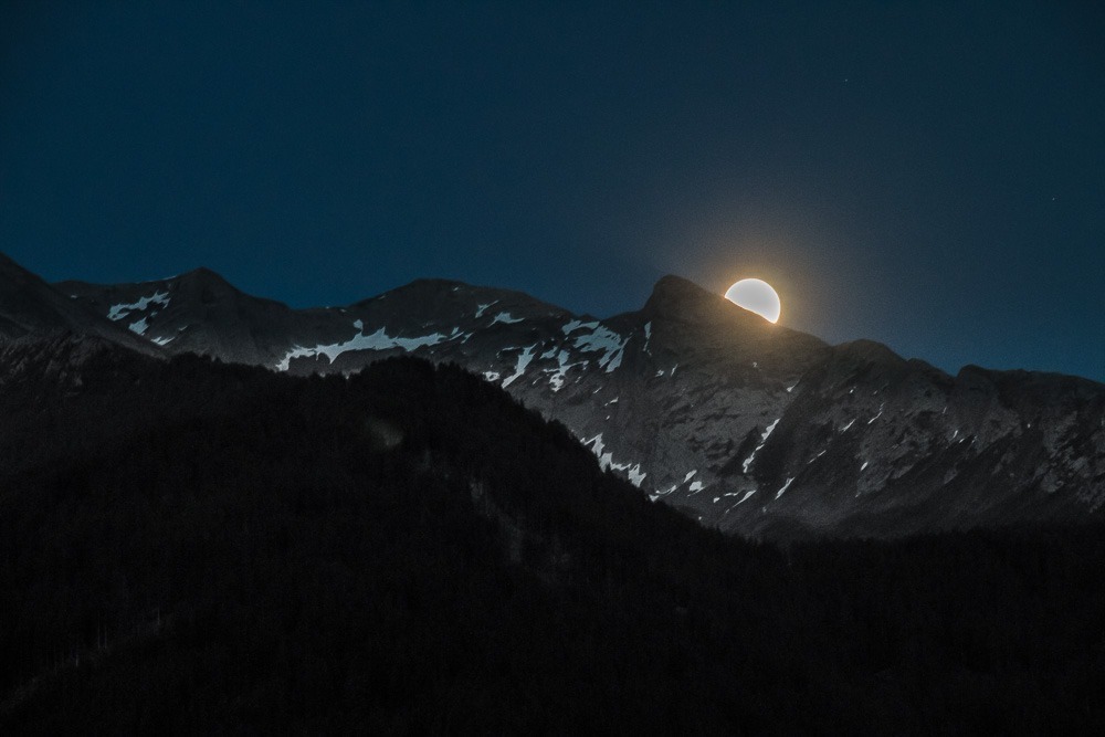 Vollmond über dem Tal