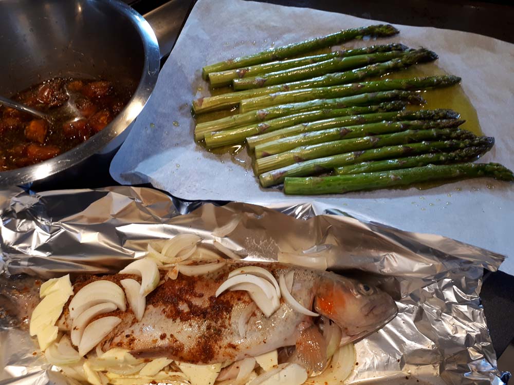 Spargel und Forelle