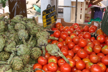 Tomaten und Artischocken