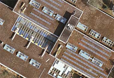 Solarmodule auf dem Flachdach der GSS Solarmodule auf dem Flachdach der GSS