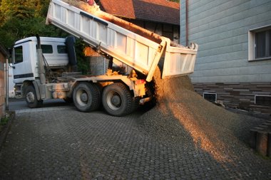 Transporter beim Abladen von 